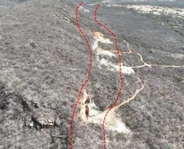 Imagem dos corpos pegmatíticos aflorantes e previamente minerados na Mina Vermelha, com um corredor de cerca de 2 km delineado em vermelho. Foto: Divulgação/Brasil Mineral
