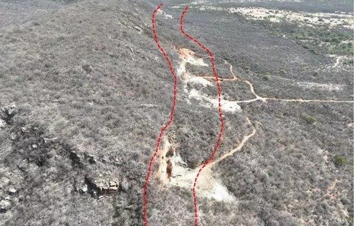 Imagem dos corpos pegmatíticos aflorantes e previamente minerados na Mina Vermelha, com um corredor de cerca de 2 km delineado em vermelho. Foto: Divulgação/Brasil Mineral