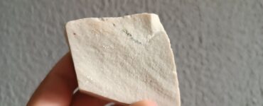 Pedra portuguesa branca com inclusão de ouro e pirita