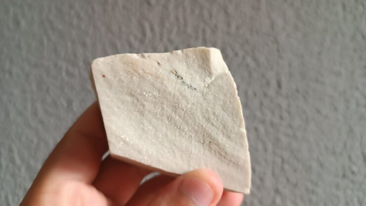 Pedra portuguesa branca com inclusão de ouro e pirita